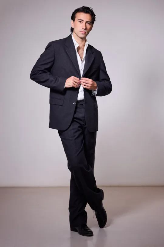 Emanuele Frascadore in completo scuro