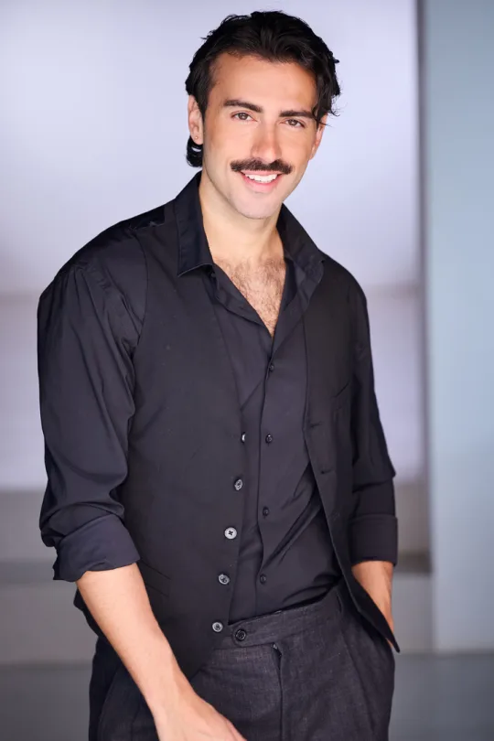 Emanuele Frascadore sorride in primo piano